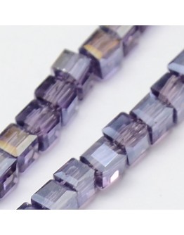 Stiklo karoliukai, briaunuoti, kubo formos, violetiniai su veidrodiniu efektu, matmenys: 4x4x4mm, skylė: 1mm; ~98vnt. gijoje
