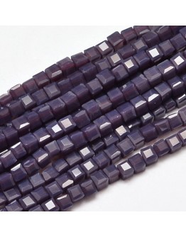 Stiklo karoliukai, briaunuoti, kubo formos, violetiniai, matmenys: 2x2x2mm, skylė: 0.5mm; ~200vnt. gijoje