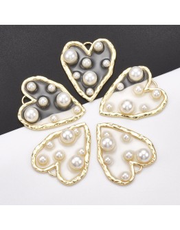 Epoksidinės dervos pakabukas, širdutės formos, su plastiko perlais, su aukso spalvos apvadu, matmenys: 36x31x8mm