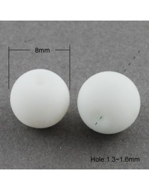 Stiklo karoliukai aptraukti guma, apvalūs, dažyti, balti, matmenys:8mm, skylė: 1.3~1.5mm; apie 100 vnt./gijoje