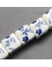 Rankų darbo keramikos karoliukai, kubo formos, baltos spalvos su mėlynomis gėlėmis, matmenys: 10x10x10mm, skylė: 4mm