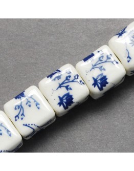Rankų darbo keramikos karoliukai, kubo formos, baltos spalvos su mėlynomis gėlėmis, matmenys: 10x10x10mm, skylė: 4mm