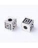 Sendinto sidabro spalvos intarpai, kubo formos, be kadmio ir švino, matmenys: 5.5x5.5x5.5mm, skylė: 2mm; 10vnt./pak.